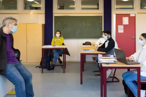 Bernd Götz will seine Schüler zu mündigen Bürgern erziehen. Also geht es mit gutem Beispiel voran – und äußert Kritik. 