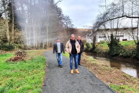 Drei Mann auf einem neuen Weg: Volker Dockweiler vom Bauhof, Bürgermeister Michael Oestreicher und Beigeordneter Alexander vom H