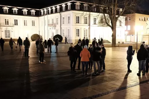 Rund 40 Menschen haben sich am Montagabend auf dem Herzogplatz vor dem Rathaus getroffen. 