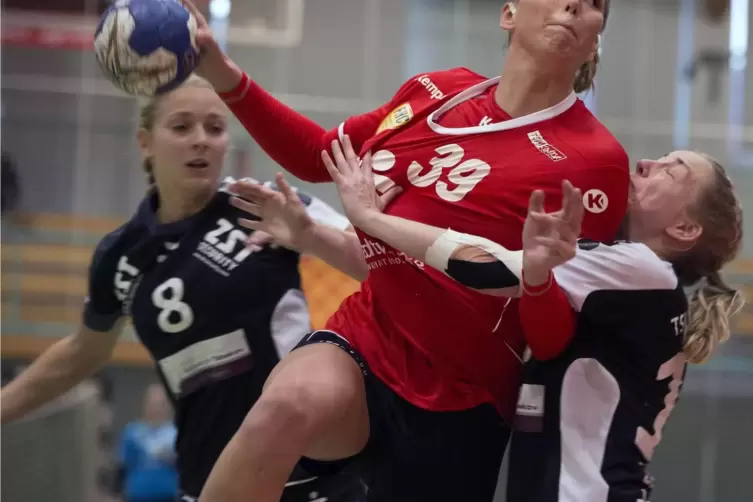  2017: Anne Zellmer (ganz rechts) foultin einem Spiel des TSV Wattenbek in der Brandenburghalle in Frankfurt/Oder. 