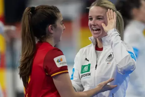Nationalspielerin Amelie Berger (rechts) aus Zweibrücken beglückwünscht die Spanierin Jennifer Gutierrez und ihr Team nach dem V