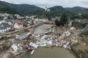 Rheinland-Pfalz, Altenahr - wenige Tage nach der Flutkatastrophe: Meterhoch türmen sich Wohnwagen, Gastanks, Bäume und Schrott a