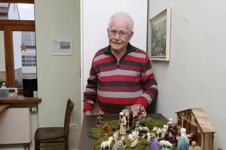 Die Weihnachtskrippe konnte Alois Balter vom Dachboden seines Hauses im Ahrtal retten.