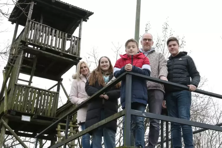 Judith Balter-Gergs, Luise Gergs, Henri Gergs, Stefan Balter und Emil Gergs (von links) am Schmitshauser Aussichtsturm.