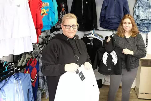 Gabriela Pietka (links) hat mit Hilfe ihrer Tochter Oliwia Gmiter in der Fruchtmarktstraße 23 ein Bekleidungsgeschäft eröffnet.