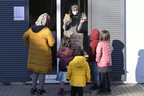 Verteilung von Lebensmitteltüten an Bedürftige in der Flurstraße im „Haus der Begegnung“.