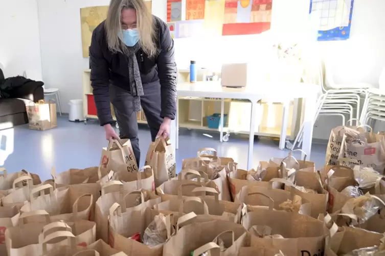 Zahlreiche T&uuml;ten wurden f&uuml;r die Bed&uuml;rftigen gepackt.