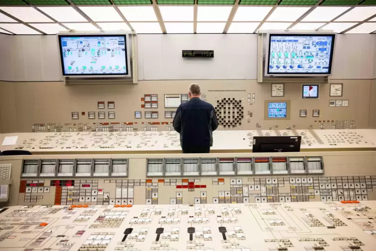 Ab Ende des Jahres Geschichte: Blick auf das Kontroll- und Steuerungspult im Leitstand des Kernkraftwerks Brokdorf, das abgescha