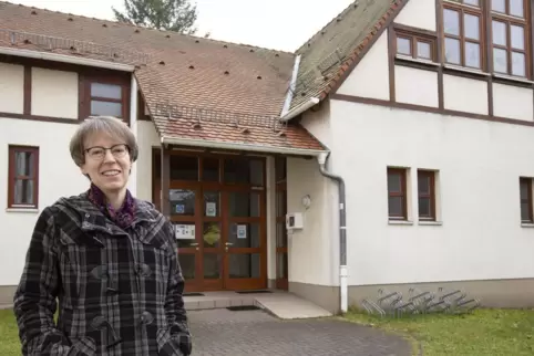 Das evangelische Gemeindehaus in Alsenborn ist groß und hat viele Räume. Pfarrerin Katja Wolf hofft, mit der Vermietung des Erdg