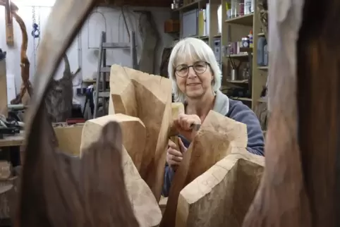 „Manchmal arbeite ich wie im Rausch“, erzählt Petra Roquette. Dann findet ihr Mann sie abends in einem Berg aus Spänen.