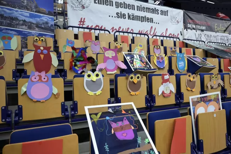 Geisterspiel bei den Eulen Ludwigshafen im März: Bilder, die Kinder in einem Kindergarten gefertigt hatten, hellten die Tristess