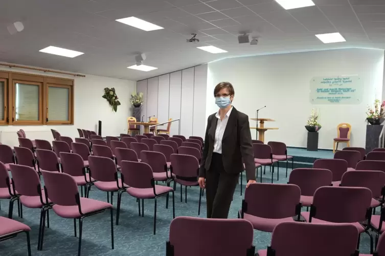 Anette Schütz im derzeit ungenutzten Königreichssaal: Die Zeugen Jehovas feiern ihre Gottesdienste weiterhin nur virtuell. 
