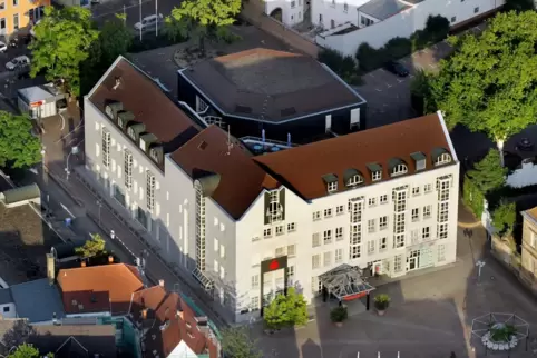 Am Willy-Brandt-Platz: Speyerer Hauptstelle der Sparkasse Vorderpfalz.