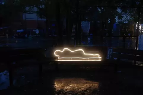Neonskulptur der Künstlerin Fanny Allié, die sich mit der Unsichtbarkeit und Entmenschlichung von Obdachlosen in New York City a