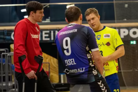 Jannek Klein (links) muss nach einer Knie-OP erst einmal pausieren. Nach dem 28:28 gestern Abend in Rostock, im Bild Marc Robin 