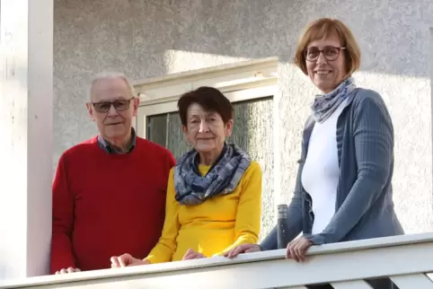 Karl-Heinz, Elke und Michaela Paulus (von links) aus Bad Neuenahr-Ahrweiler durften vier Tage auf dem Eichenhof in Kapellen-Drus