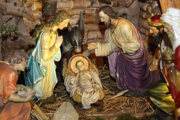 Die Eltern betrachten and&auml;chtig ihr Kind: das Jesuskind in der Kirche St. Leo im pf&auml;lzischen Schaidt. 
