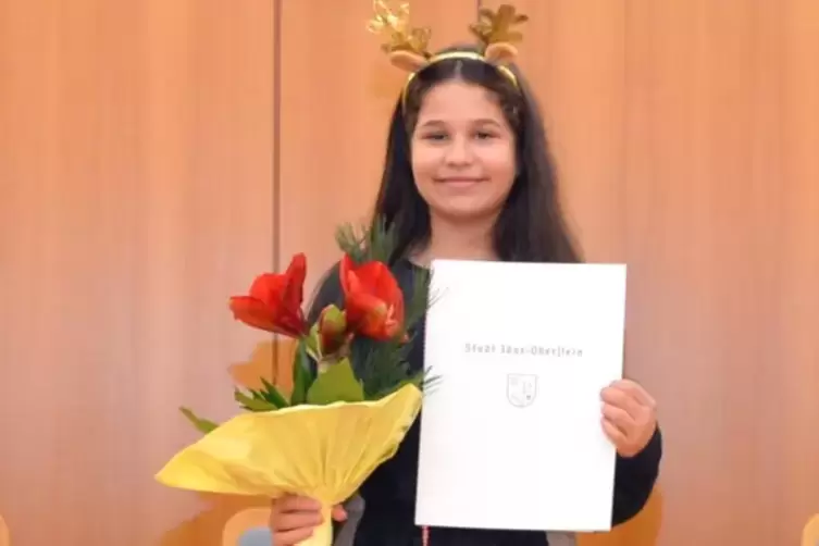Blumen, eine Urkunde und einen Amethyst erhielt das Gesangstalent Elena Turcan von ihrer Heimatstadt. 