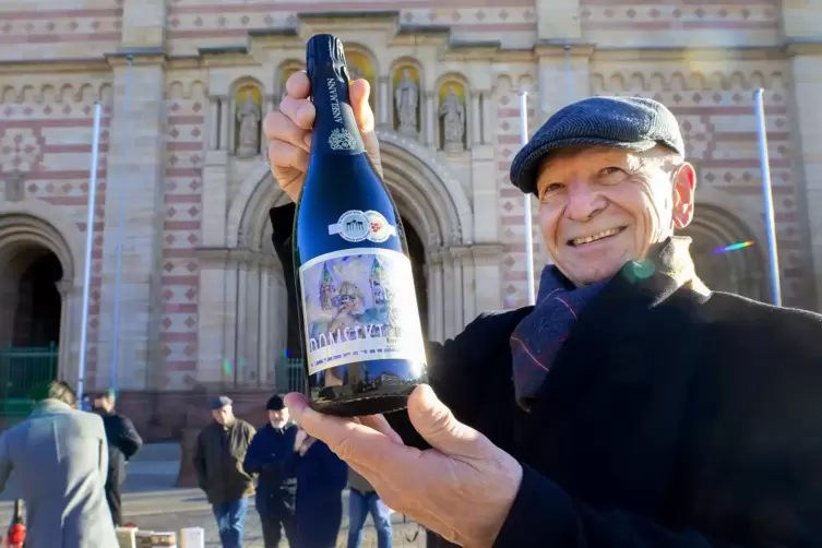 Dombauverein-Vorsitzender Gottfried Jung mit dem neuen Domsekt vom Weingut Anselmann. 