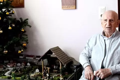 Josef Michel neben der Krippe und seinem „Derfl“.