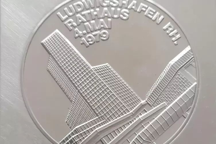 Von der au&szlig;ergew&ouml;hnlichen Silberklippe (Sammlung Appel) aus 1000er Silber gibt es nur wenige Exemplare. 
