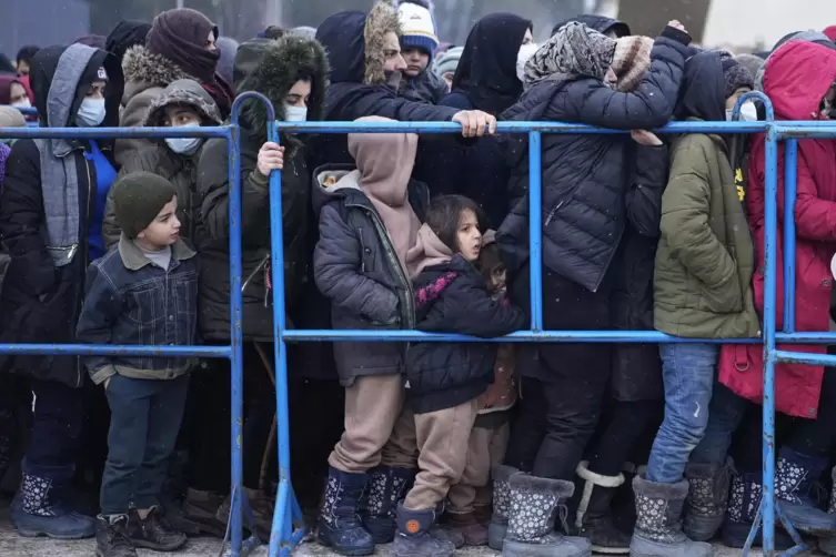  Migranten stehen im Logistikzentrum des Kontrollpunkts «Bruzgi» an der belarussisch-polnischen Grenze in einer Schlange, um war