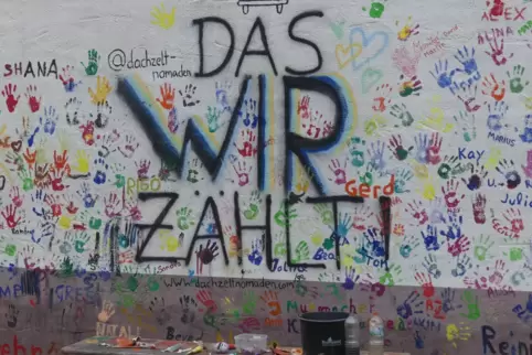 Viele helfende Hände: Bunte Handabdrücke und Botschaft an einem Abrisshaus in Dernau.