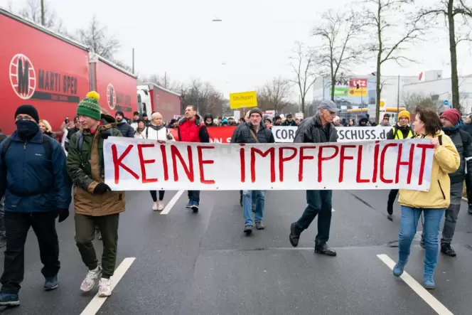 Klare Ansage: Vorigen Sonntag zogen Demonstranten mit Bannern wie »Keine Impfpflicht« durch die Nürnberger Südstadt.