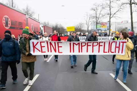 Klare Ansage: Vorigen Sonntag zogen Demonstranten mit Bannern wie „Keine Impfpflicht“ durch die Nürnberger Südstadt. 