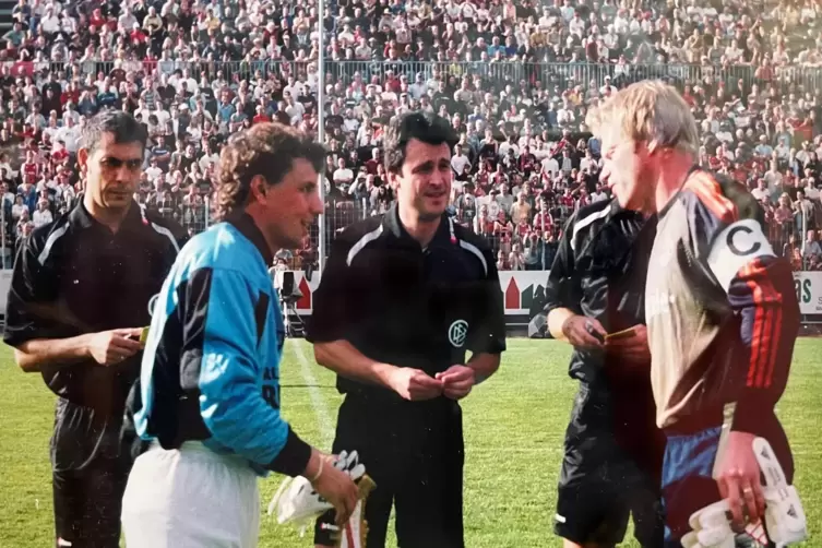 Platzwahl beim DFB-Pokalspiel 2003: Sascha Purket (links, Borussia Neunkirchen) im Dialog mit Torwart-Kollege Oliver Kahn vom FC