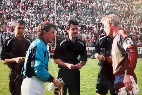 Platzwahl beim DFB-Pokalspiel 2003: Sascha Purket (links, Borussia Neunkirchen) im Dialog mit Torwart-Kollege Oliver Kahn vom FC