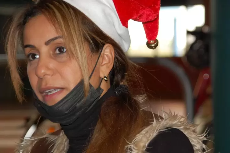 Keine Weihnachtsfrau, sondern Rapperin, Sozialarbeiterein, Mutter und eine Art guter Geist des Quartiers: Jamila Haddoum.