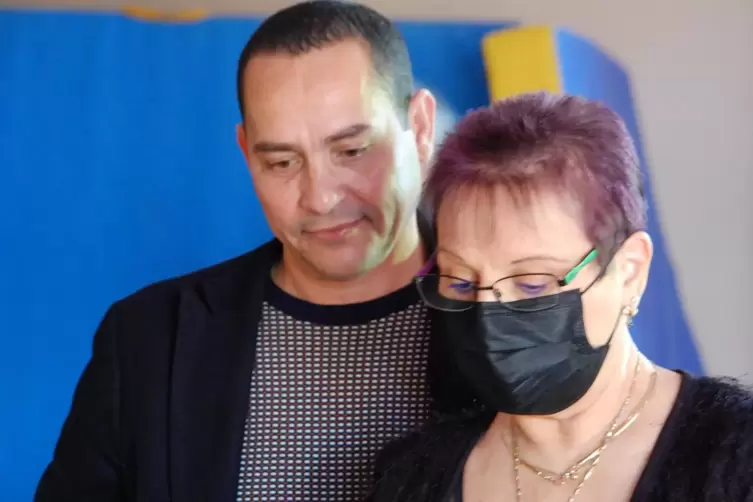 Zwei &uuml;berzeugte Neuhofer: Khoutir Khechab k&uuml;mmert sich seit 20 Jahren um die Jugendlichen des Viertels, Micheline Luis lebt hier