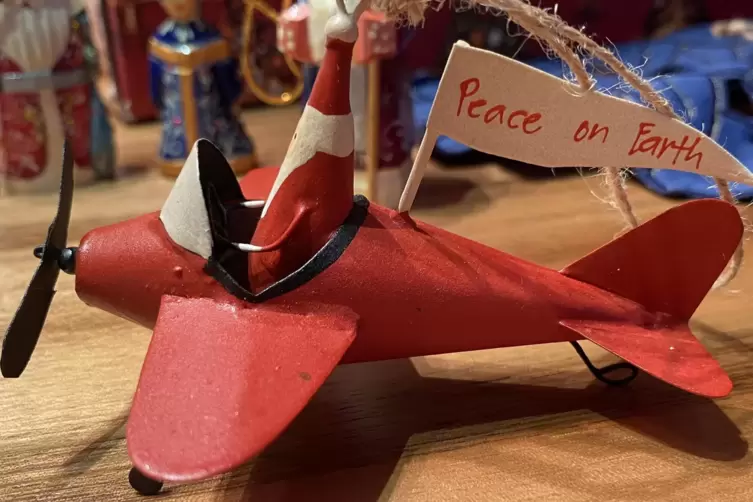 Peace-on-Earth-Flieger mit Weihnachtsmann aus London.