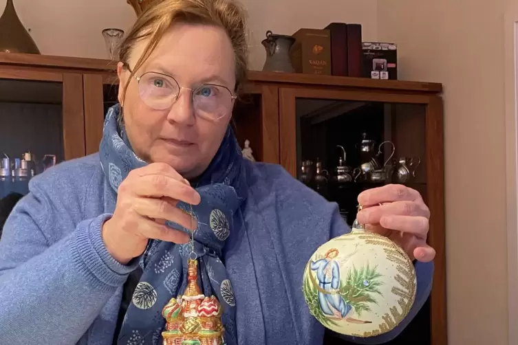 Sabine Harant-Kasumov packt den Schmuck f&uuml;r den Christbaum aus &ndash; und die Geschichten dazu.