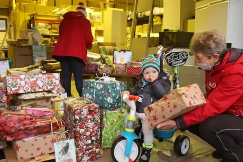 In der Ausgabestelle der Kuseler Tafel werden Geschenke an Kinder verteilt.