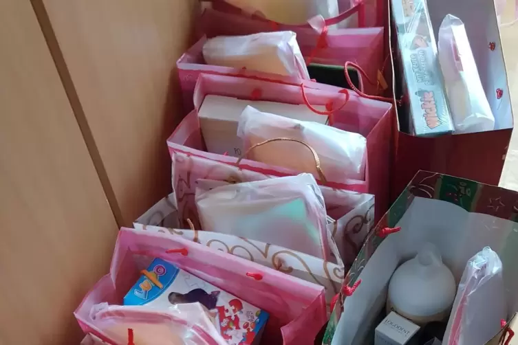 98 Geschenkt&uuml;ten hat der kahtolische Pfarreirat f&uuml;r Bed&uuml;rftige gepackt. 