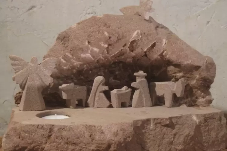Eine Sandsteinkrippe, gefertigt von dem freischaffenden Kunstbildhauer Wolf Münninghoff aus dem Zellertal. 