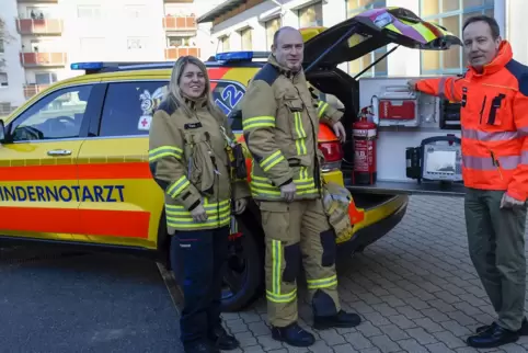 Schmerzensgeld gespendet: die Frankenthaler Feuerwehrleute Christina Deheck und Thomas Bader mit dem Initiator des Projekts Kind Schmerzensgeld gespendet: die Frankenthaler Feuerwehrleute Christina Deheck und Thomas Bader mit dem Initiator des Projekts Kind