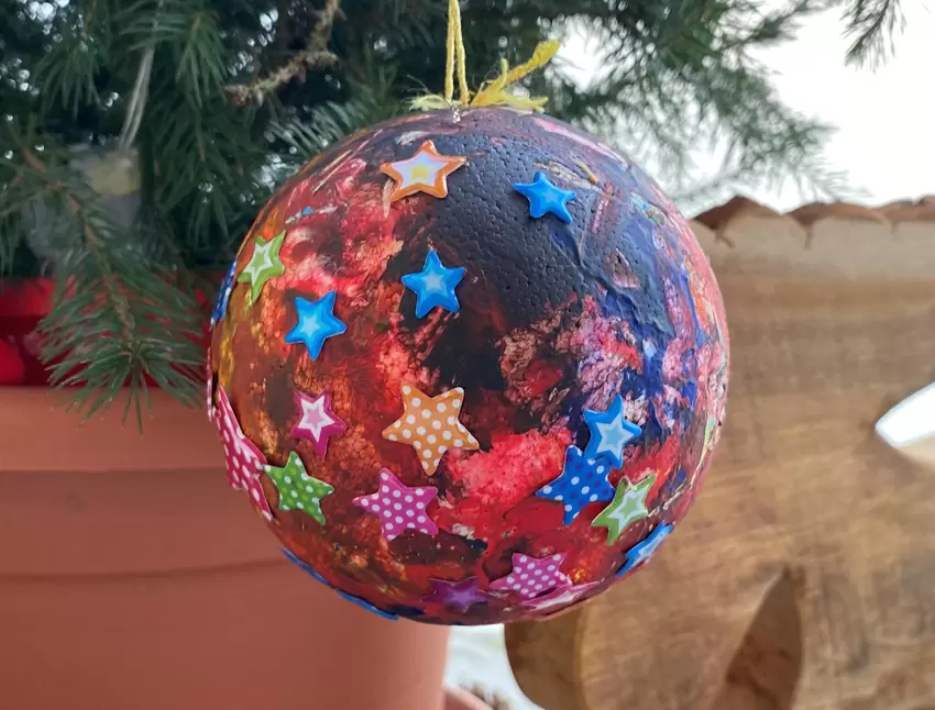 Diese Christbaumkugel hat unsere Tochter uns gebastelt, da wir uns noch welche zulegen müssen. Sobald wir ein Haus gefunden habe