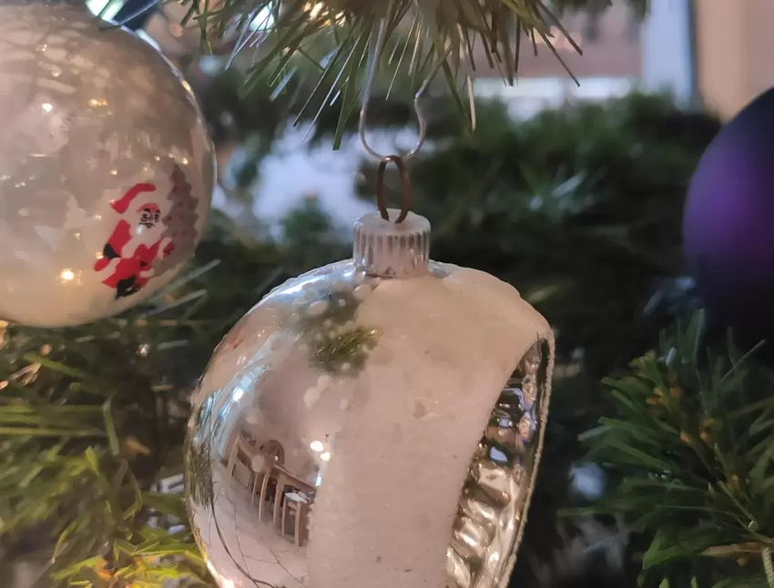 Diese Weihnachtskugeln sind älter als ich, etwa 50 bis 60 Jahre alt. Sie hängen zwischen neueren Kugeln und erinnern mich an mei
