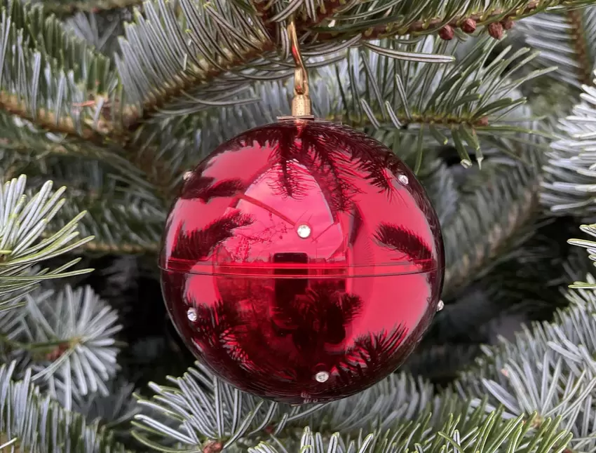 An meinem Baum hängt ein Familienerbstück: eine klingende Kugel meiner Oma. Das dezent mit Strass verzierte Teil ist eine Spielu