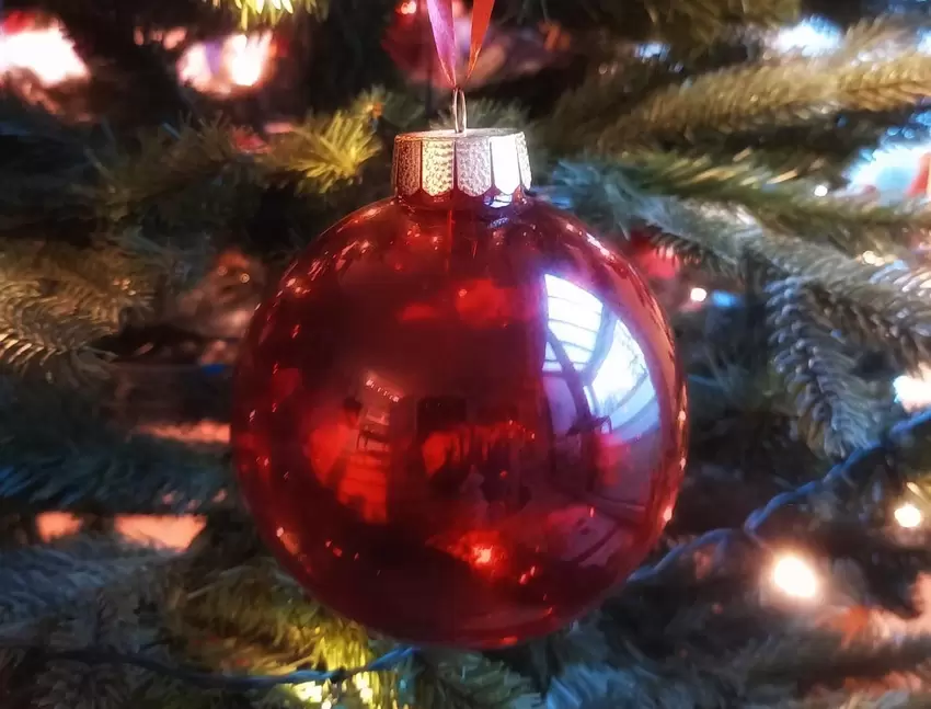 Eines vorweg: Ich bin kein Fan von viel Bling-Bling, ich mag es schlicht und vor allem retro. An unseremTannenbaum hängen Strohs