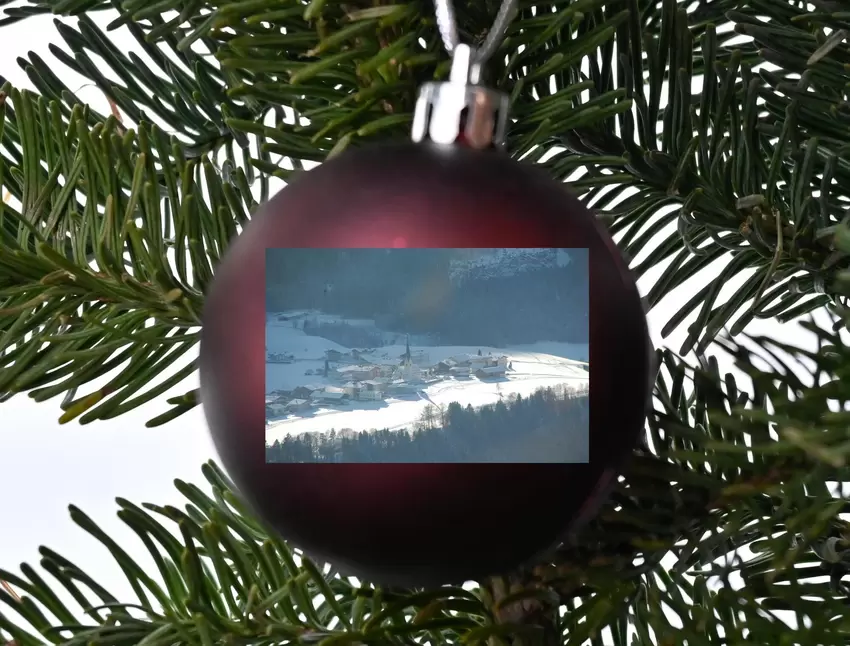 Unsere Weihnachtskugeln liegen in Brandenberg in Tirol, abseits des Inntals. Dort feiern wir jedes Jahr Weihnachten. Doch seit C