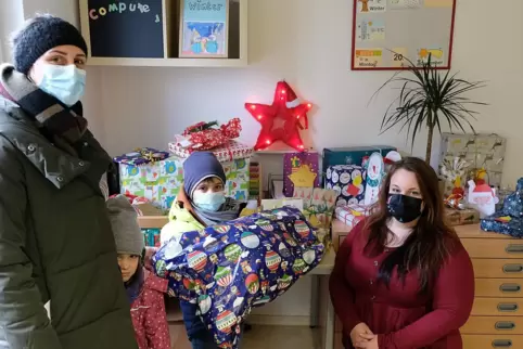 Geschenkespenden aus Großsteinhausen übergab die Vorsitzende der Großsteinhauser Landfrauen, Sylvia Lauer (links), mit Tochter L