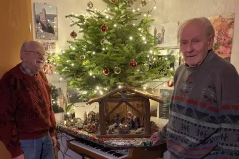 Mit der Krippe der Familie: Otto Haaf und Bruder Hermann (rechts). 