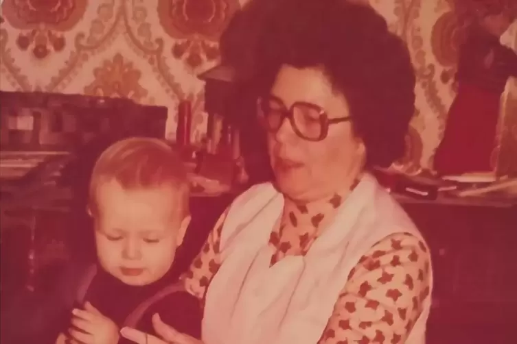 Als kleines M&auml;dchen mit ihrer Oma: Susanne K&uuml;hner. 