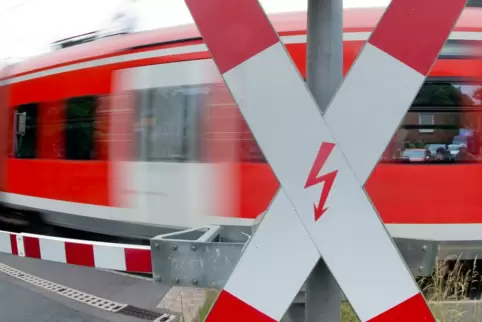 Bahnübergang: besondere Sicherheitsvorkehrungen erforderlich.