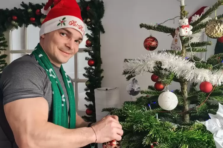 Mit TSG-Schal und Nikolaus-Mütze: Vlad Cotuna schmückt seinen Tannenbaum.