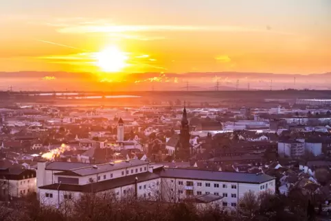 Sonnenaufgang über der Stadt – im Vordergrund ist das Kreiskrankenhaus zu sehen. 